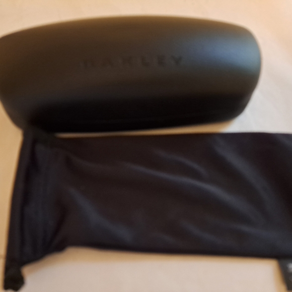 Oakley black hardshell glass case and bag excellent condition - Picture 2 of 5